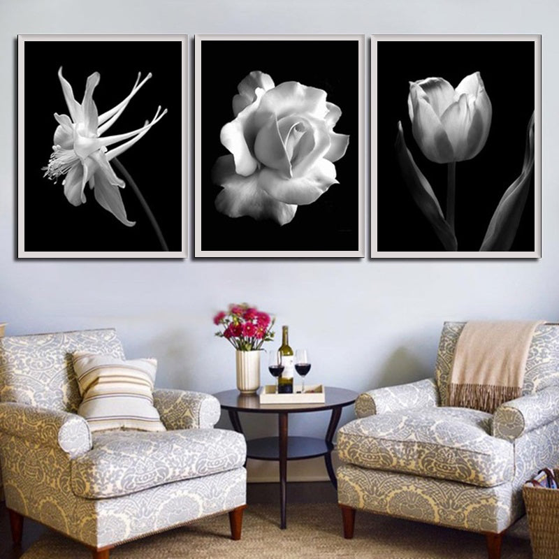 Black and White Roses Framed Posters